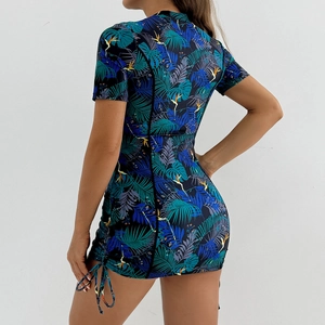 Détail de robe à imprimé tropical avec cordons latéraux et manches courtes ajustées