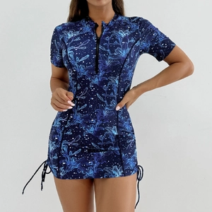Détail de maillot de surf bleu marine à fleurs avec demi-zip et cordons de serrage réglables