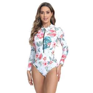 Détail du maillot de bain une pièce à manches longues avec imprimé tropical et zip frontal