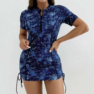 Détail d'un maillot de bain floral bleu marine avec col zippé et cordons de serrage