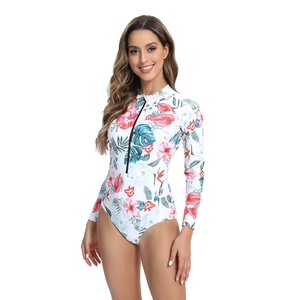 Détail du maillot de bain une pièce à manches longues et motif floral avec fermeture éclair
