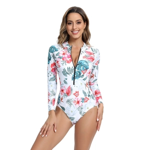 Détail du maillot de surf à manches longues avec imprimé tropical et fermeture éclair