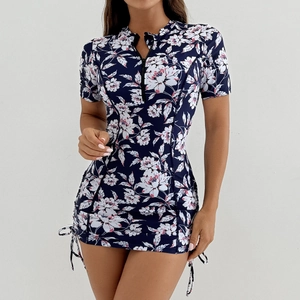 Détail d'un maillot de surf floral avec zip frontal et cordons de serrage latéraux
