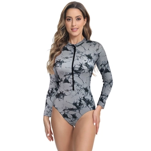 Vue détaillée d'un maillot de bain manches longues avec zip avant et imprimé marbre gris