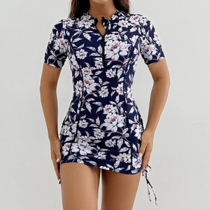 Détail d'un maillot de bain floral à manches courtes avec zip et cordon latéral réglable