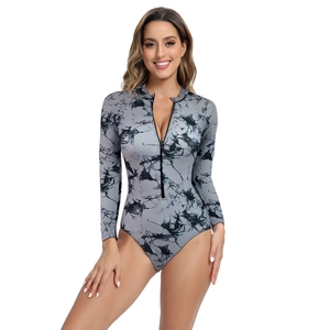 Détail d'un maillot de bain une pièce imprimé marbre gris avec manches longues et zip