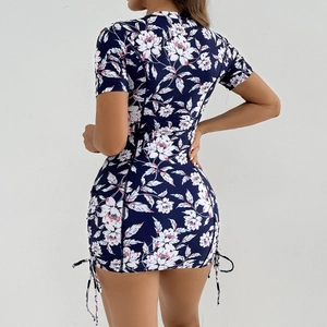 Détail d'un maillot de bain à fleurs avec cordons de serrage latéraux et effet froncé
