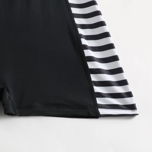 Détail de couture plate sur le maillot de bain noir à manches longues avec rayures