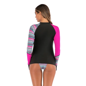 Vue arrière du haut de protection solaire à manches longues avec motifs tribaux et rose