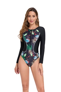 Detalle de estampado tropical y cremallera frontal en traje de surf de manga larga