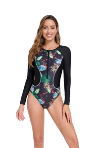 Detalle del traje de surf de manga larga con estampado tropical y cremallera frontal