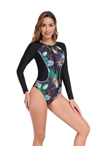 Detalle del traje de surf de manga larga con estampado floral tropical y cremallera frontal