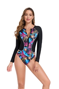 Detalle de la cremallera frontal y estampado floral tropical en el traje de surf manga