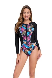 Detalle de bañador de surf para mujer de manga larga con estampado floral y cremallera