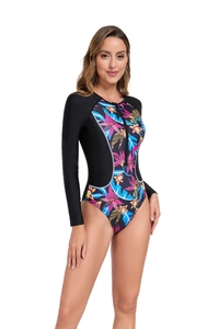 Detalle de traje de baño de una pieza de manga larga con estampado floral y cremallera frontal