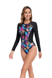 Detalle de rash guard de una pieza para mujer con estampado floral tropical y cremallera frontal