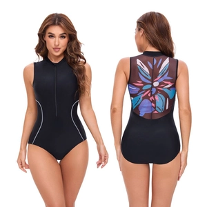 Dettaglio zip frontale e schiena in mesh a fiori su costume sportivo da donna