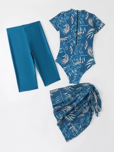 Détails d'un maillot de bain trois pièces avec imprimé feuilles de palmier et short bleu