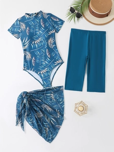 Ensemble de bain trois pièces à fleurs avec maillot manches courtes, short et paréo