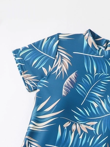 Gros plan sur l'imprimé tropical de feuilles de palmier et coutures détaillées du haut