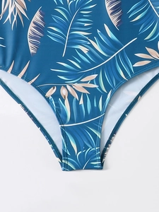 Détail de l'imprimé palmier tropical et des coutures doubles sur ce maillot de bain
