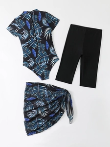 Détails à plat d'un ensemble de maillot de bain 3 pièces avec imprimé feuilles de palmier