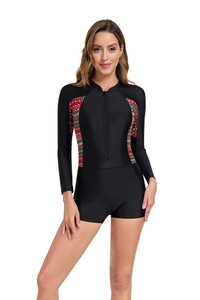 Détail d'un maillot de surf à manches longues avec fermeture éclair et motif latéral
