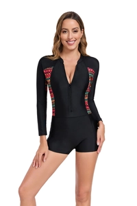 Détail d'un maillot de bain manches longues avec imprimé tribal et zip frontal