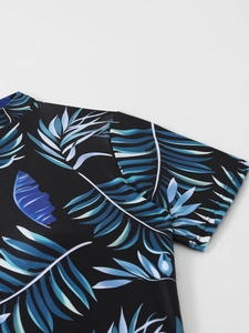 Détail de l'imprimé palmier tropical sur le tissu noir du maillot de bain