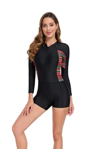 Détail de la fermeture éclair et de l'imprimé ethnique sur ce maillot de bain manches longues