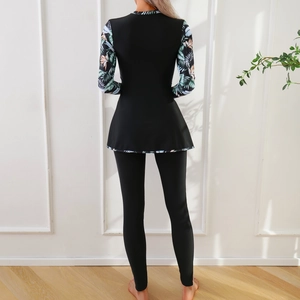 Vue arrière du burkini modeste à manches longues avec imprimé tropical et legging de bain
