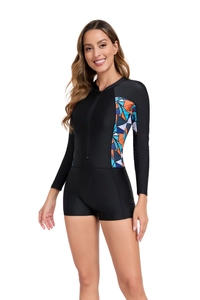 Détail d'un maillot de bain à manches longues avec zip et motifs latéraux