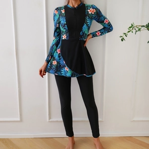 Détail de maillot de surf à manches longues avec zip frontal et imprimé tropical
