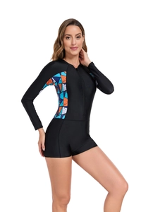 Vue détaillée du maillot de bain une pièce à manches longues avec motif géométrique