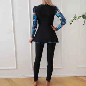 Vue arrière du bikini modeste à manches longues avec imprimé floral tropical aux manches