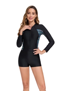 Détail du maillot de bain manches longues avec fermeture éclair et motifs tribaux latéraux