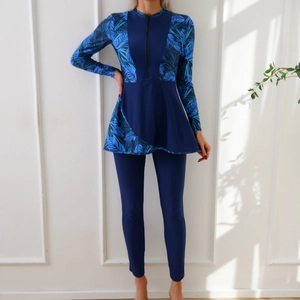 Détail du maillot de bain modeste à manches longues avec imprimé tropical et zip frontal