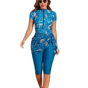 Ensemble bikini 3 pièces avec haut à imprimé palmiers, short de bain long et jupe en résille