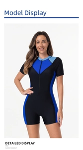 Detalle del traje de baño de surf de una pieza con manga corta y cremallera en azul y negro