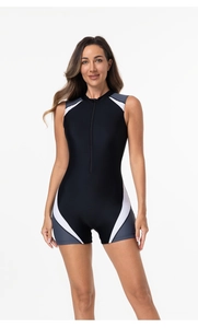 Detailansicht des ärmellosen Damen-Surfbadeanzugs mit Reißverschluss und Kontrastdesign