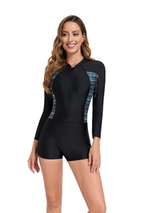 Détail du maillot de bain manches longues avec fermeture éclair et motifs tribaux latéraux