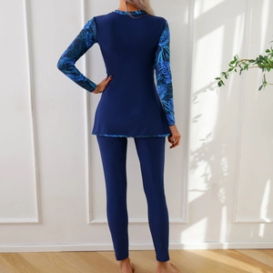 Vue arrière du burkini deux pièces conservateur avec imprimés tropicaux et tissu bleu marine