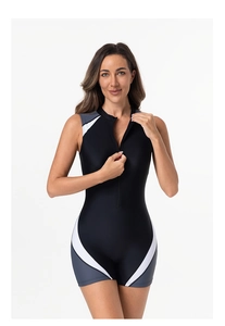 Detail eines schwarzen einteiligen ärmellosen Surf-Badeanzugs mit grauen Farbblöcken und Reißverschluss