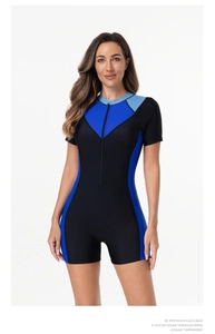 Detalle de la cremallera frontal y paneles azules en este traje de baño de surf negro