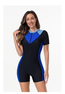 Detalle de la cremallera frontal y el diseño de patchwork azul en el traje de surf