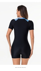 Vista trasera de un traje de surf negro de manga corta con detalles en azul claro