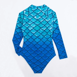 Dettaglio del motivo a squame di sirena sfumato blu su costume da bagno a maniche lunghe