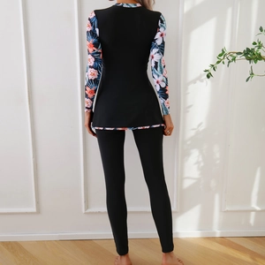 Vue arrière du maillot de bain à manches longues avec imprimé floral tropical noir