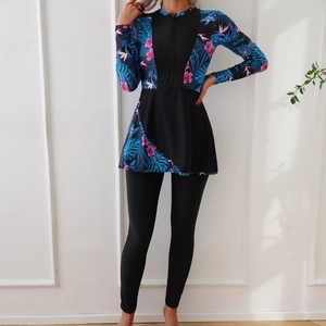 Détail du maillot de bain modeste deux pièces à manches longues avec imprimé floral tropical