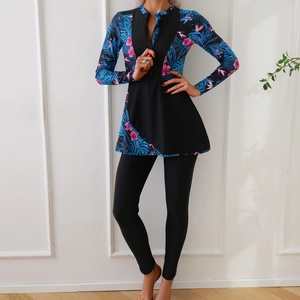 Détail d'un maillot de bain burkini à manches longues avec imprimé floral tropical